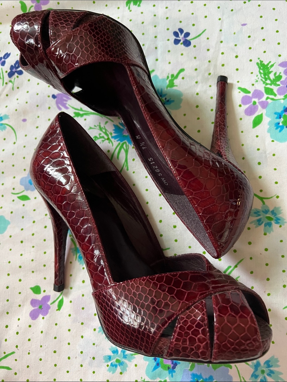 Stuart Weitzman Croc Oxblood Peep Toe Heels - 7.5 - Picture 3 of 13